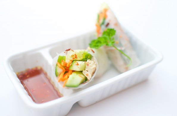 Vietnamese lenterolletjes goi cuon met vis en kip