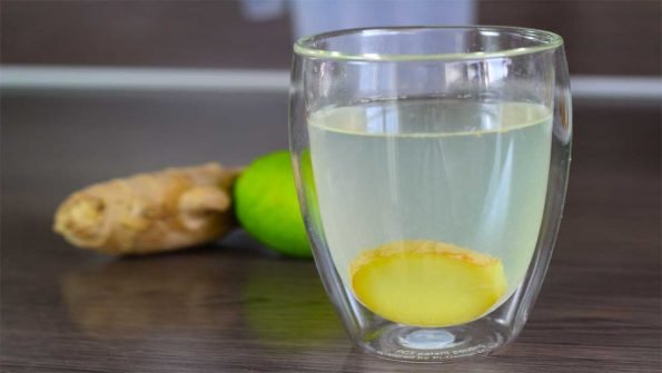 Gember thee met citroen en verse gember en honing