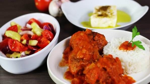 soutzoukakia zijn keftedakia in tomaten saus. gehaktballen